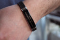 Bild in Galerie-Betrachter laden, Herren Armband im Lederlook | personalisierte Gravur