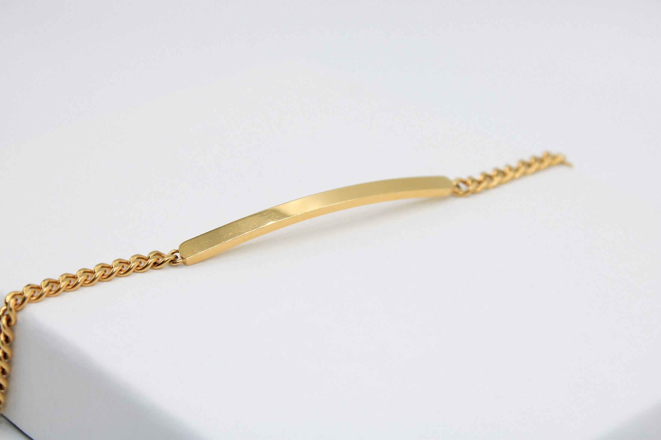 Vergoldetes Armband mit filigranem Plättchen 18 Karat