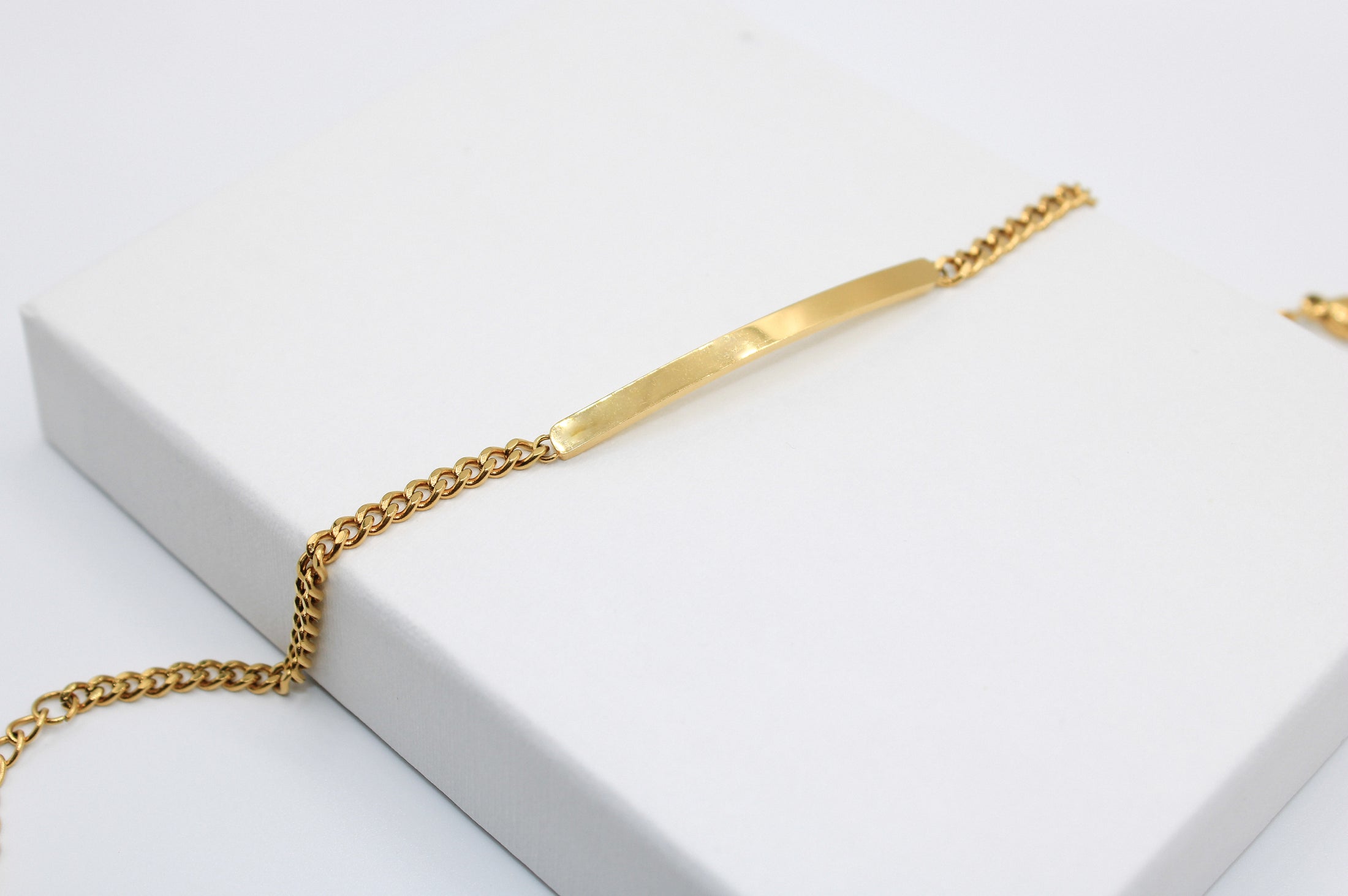 Vergoldetes Armband mit filigranem Plättchen 18 Karat