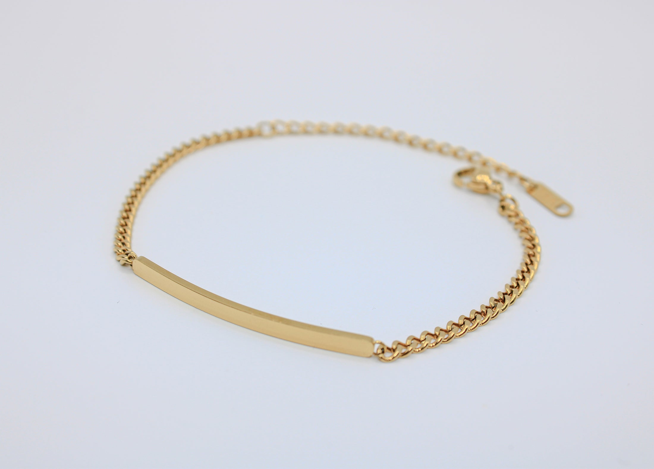 Vergoldetes Armband mit filigranem Plättchen 18 Karat