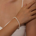 Bild in Galerie-Betrachter laden, Süßwasserperlen Armband mit Love Anhänger
